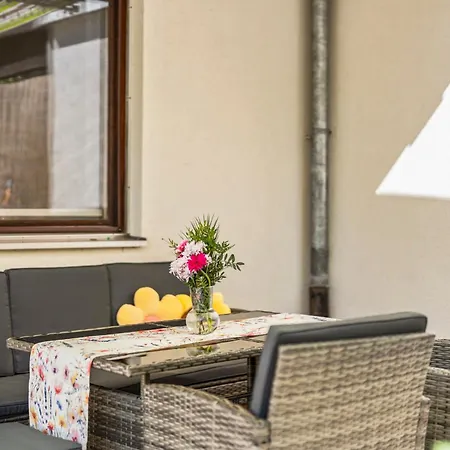 Grosser Garten Mit Grill,-spiel Und Sitzmoeglichkeiten-umgeben Von Schoener Natur-ferienhaus Albmatte